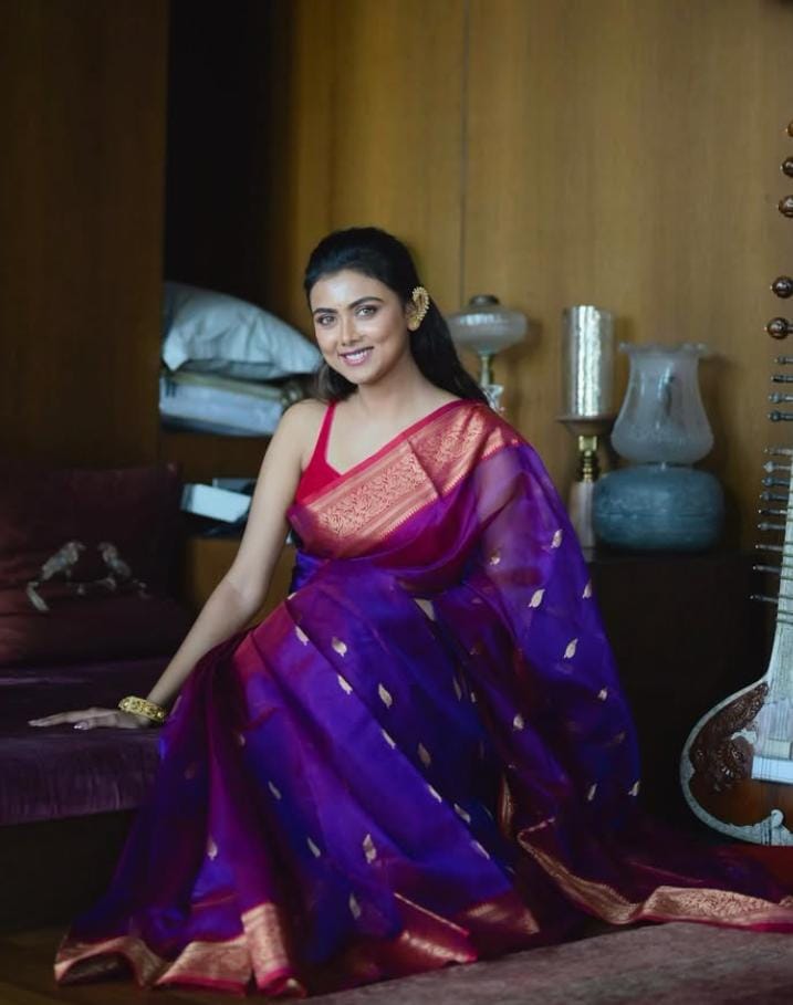 হালকার মধ্যে গর্জিয়াস লুক চান? তা হলে ইধিকার এই সাজ বেছে নিতেই পারেন। টিস্যু শাড়ি বা লিনেনের সঙ্গে স্লিভলেস ব্লাউজ আর হালকা গয়নায় আপনি হয়ে উঠবেন অনন্যা। 