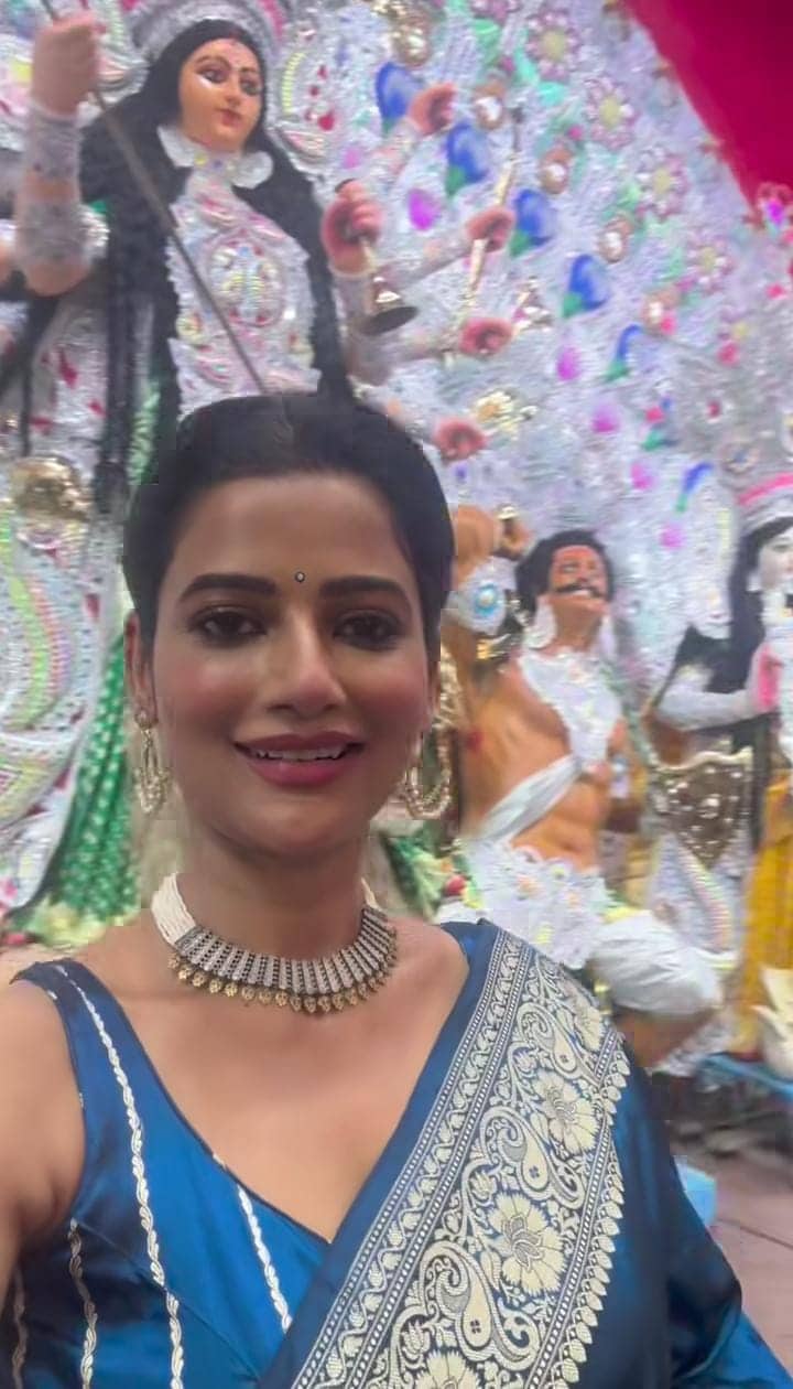 একটু সাবেক লুক চাইলে উষসী রায়ের মতো এই সাজে সাজতেই পারেন। উজ্জ্বল কোনও সিল্ক, কাঞ্জিভরম, বালুচরী বা অন্য কোনও শাড়ির সঙ্গে মানানসই গয়নায় সেজে উঠুন পুজোর এক দিন। 