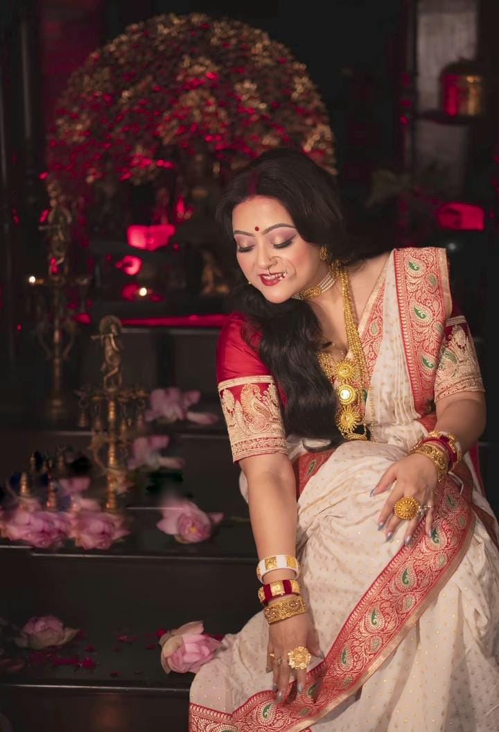 বাড়িতে পুজো হলে এমন লাল পাড় সাদা শাড়ি আর তার সঙ্গে লাল ব্লাউজ, গা ভর্তি গয়নায় ঠিক যেন দেবী লাগবে আপনাকেই। 