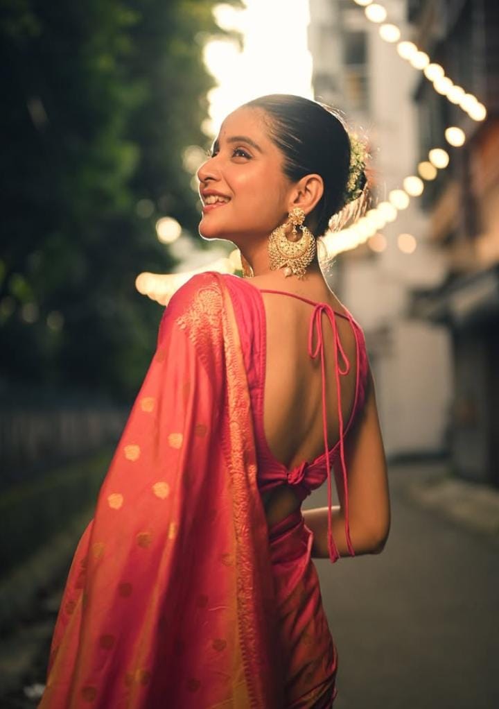 ঠাকুর দেখা বা পুজোর আড্ডার জন্য দেবচন্দ্রিমার এই চতুর্থীর লুক বেছে নিতে পারেন। হালকা সাজ অথচ নজরকাড়া। 