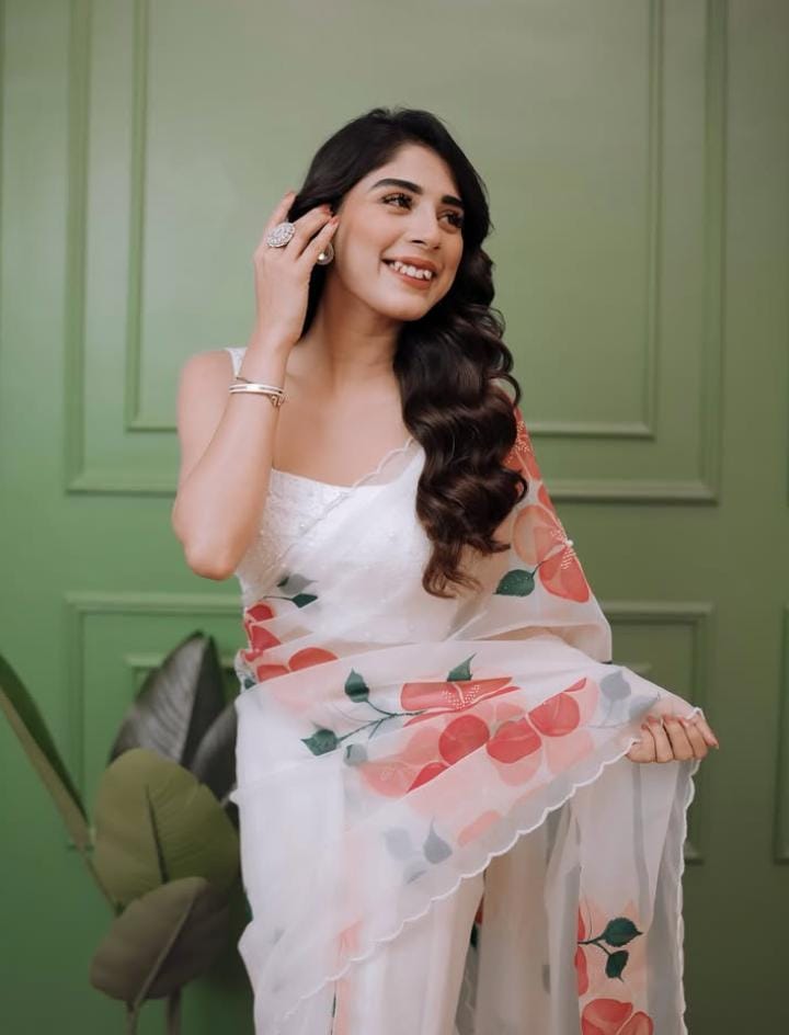 ষষ্ঠী বা সপ্তমীর সকালে বন্ধুদের সঙ্গে কোনও পরিকল্পনা থাকলে অদ্রিজা রায়ের মতো এমন একটি হালকা রঙের শিফন শাড়িতে নিজেকে সাজিয়ে তুলতে পারেন। 