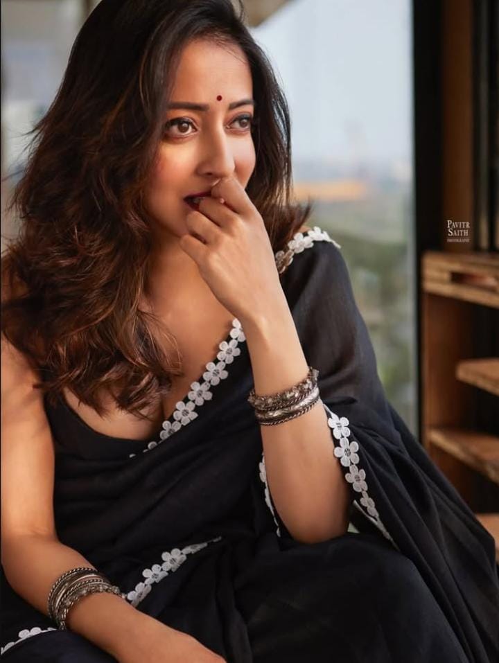 কালো রঙের পোশাক সব সময়ই আলাদাই এক লুক তৈরি করে। পুজোর ভিড়ে নজর কাড়তে চাইলে রাইমা সেনের মতো এমন এক শাড়ি বা লুকে নিজেকে সাজিয়ে তুলুন পুজোর এক দিন।  