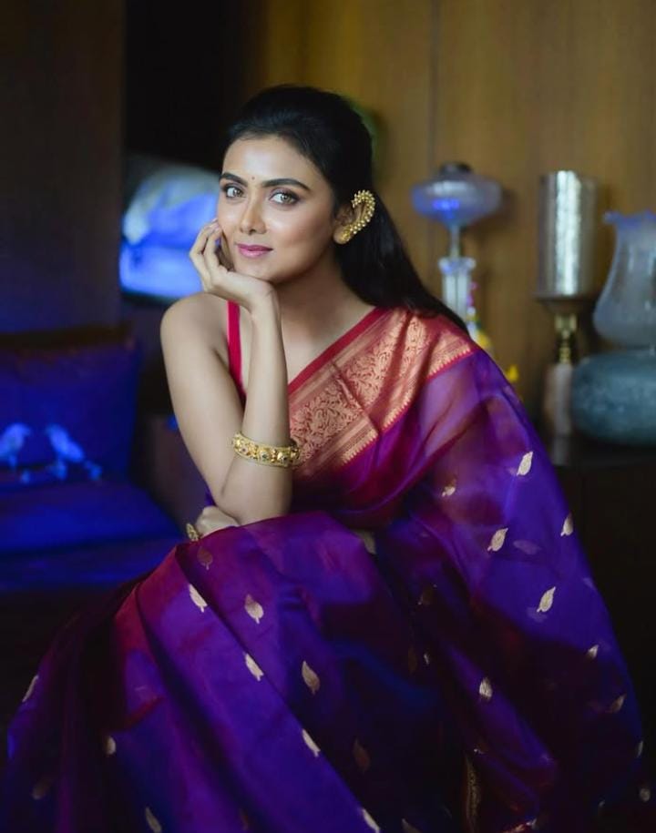 তা হলে আর কী! অনন্য রূপে নিজেকে তুলে ধরতে এ বার পুজোর ফ্যাশনে ছোঁয়া রাখুন বাংলার অভিনেত্রীদের সাজের। (‘আনন্দ উৎসব ২০২৫’-এর সাফল্যের নেপথ্যে রয়েছেন একাধিক সহযোগী। প্রেজ়েন্টিং পার্টনার ‘মারুতি সুজ়ুকি অ্যারেনা’। অন্যান্য সহযোগীরা হলেন ওয়েডিং পার্টনার ‘এবিপি ওয়ানস্টপ ওয়েডিং’, ফ্যাশন পার্টনার ‘কসমো বাজ়ার’, নলেজ পার্টনার ‘টেকনো ইন্ডিয়া ইউনিভার্সিটি’, ব্যাঙ্কিং পার্টনার ‘ইউনিয়ন ব্যাঙ্ক অফ ইন্ডিয়া’, কমফোর্ট পার্টনার ‘কার্লন’)।  (এই প্রতিবেদনটি ‘আনন্দ উৎসব’ ফিচারের একটি অংশ)।