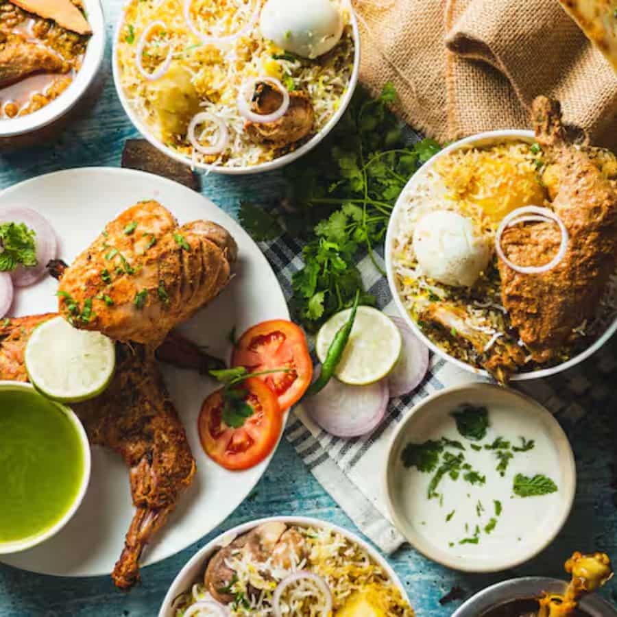 ৭. করিম’স: ঠিকানা -সেক্টর ১/সেক্টর ৫ জোন। দিল্লির ঐতিহ্যবাহী মুঘলাই স্বাদের জন্য এটি খুবই জনপ্রিয়। পুজো উপলক্ষে যারা নিছক ভিড়ে বসে সময় নষ্ট না করে চটজলদি ভাল খাবার চাইছেন, তাদের জন্য টেক-অ্যাওয়ের ব্যবস্থা আছে। এখানকার চিকেন রেজালা, এগ/মাটন বিরিয়ানি এবং শেষে ঠাণ্ডা ফিরনি—এই পদগুলির খ্যাতি সব সময়ের। ভিড়ের সময়ে টেক-অ্যাওয়ে নিলে অপেক্ষার সময়টি কিছুটা কমানো যেতে পারে।