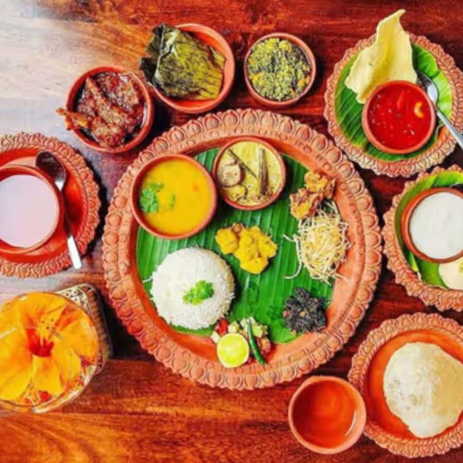 ৮. সপ্তপদী রেস্টুরেন্ট : নামেই যেন বাঙালি কিংবদন্তী! পুজোতে ঐতিহ্যবাহী মেনুতে সাজানো খাবারের জন্য এই রেস্তরাঁর পরিচিতি রয়েছে। ভাজা, শুক্তো, মাছের পদ এবং সবশেষে মিষ্টি—এই কোর্স মিলগুলি বাঙালির মনে ধরে। এফডি ব্লকের পুজো রুট প্ল্যানে এই রেস্টুরেন্ট থাকলে, আগে থেকে টেবিল বুকিং করে রাখাটাই বুদ্ধিমানের কাজ।