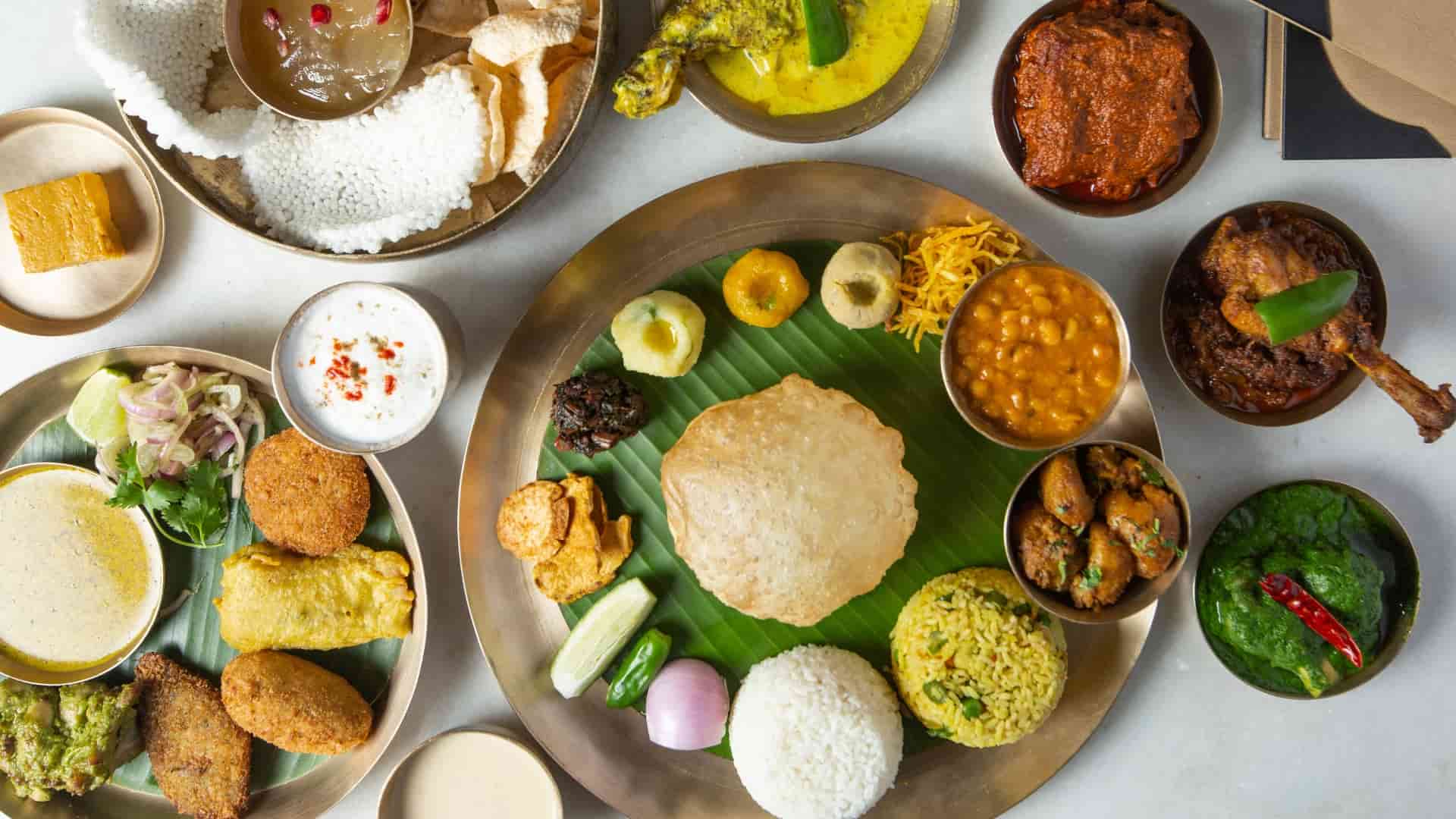 ৯. সোনার তরী: যাঁরা পুজো ‘ডে-আউট’কে একটি বিশেষ ডিনারে রূপ দিতে চান, তাঁদের জন্য এটি উপযুক্ত। পুজোর সপ্তাহে এখানকার স্লট দ্রুত ভরে যায়, তাই রিজার্ভেশন জরুরি। এখানকার নদিয়ার মাছ এবং ঐতিহ্যবাহী মিষ্টান্নগুলি খুবই বিখ্যাত। বাঙালি খাবারে ভোজন পর্ব সম্পন্ন করতে হলে এটি অন্যতম সেরা বিকল্প হতে পারে।