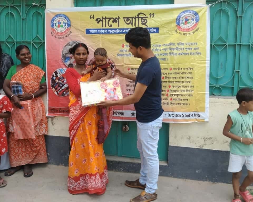 পুজোর আনন্দ যাতে কারও কম বা মাটি না হয়, তাই এগিয়ে এল হুগলির এই সমাজসেবী সংস্থা ‘পাশে আছি’। 