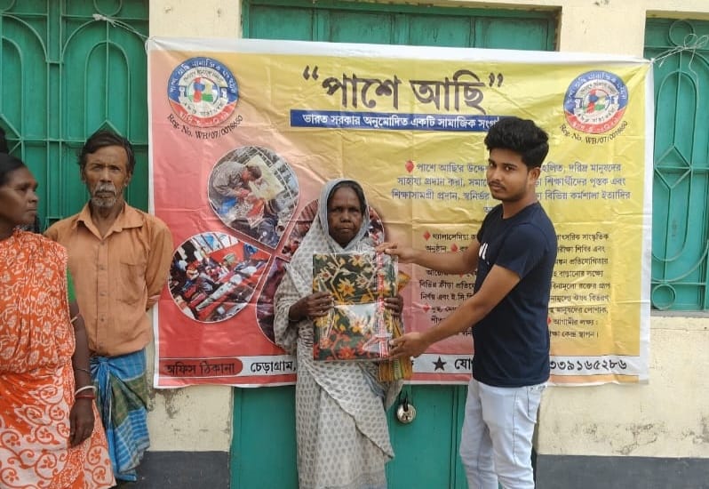 পুজোর ঠিক মুখেই হুগলি জেলার গুড়াপ থানার অন্তর্গত চেরাগ্রামের দুঃস্থ, অসহায় মানুষদের উপহার তুলে দিল এই সমাজসেবী সংস্থা। 