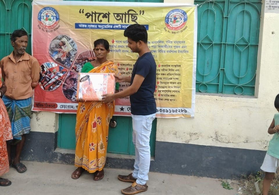 পুজোর নতুন পোশাক তাঁদের উপহার হিসেবে দেওয়া হয়েছে। 