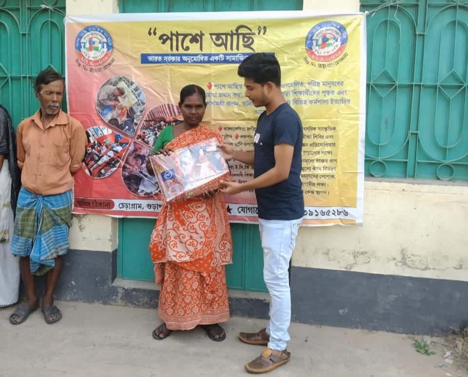 শিশু থেকে বয়স্ক, নানা বয়সের মানুষদের হাতে এই উপহার তুলে দেওয়া হয়েছে। 