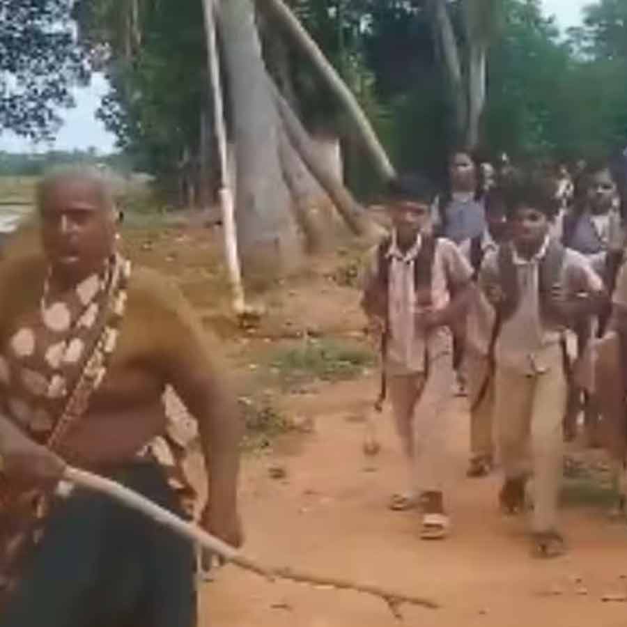 দলিত শিশুদের রাস্তায় হাঁটতে বাধা, লাঠি হাতে শাসানি! তামিলনাড়ুর প্রৌঢ়ার বিরুদ্ধে দায়ের হল মামলা