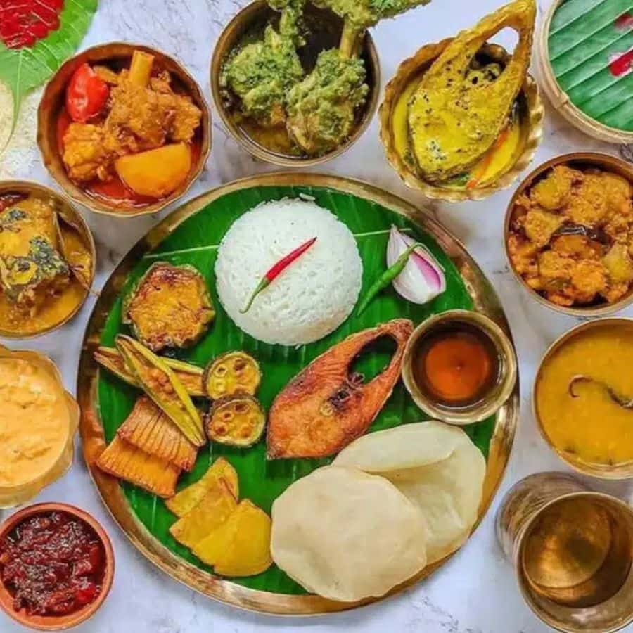 গড়িয়াহাট মোড়ের কাছেই অবস্থিত ‘পদ্মাপাড়ের রান্নাঘর’। এটি আদতে একটি পাইস হোটেল, অথচ এসি রয়েছে। গরমের মধ্যে দুদণ্ড শান্তি যেমন মিলবে, তেমনই এই দোকানের সমস্ত রান্নার স্বাদ জিভে লেগে থাকার মতো। দুজনের ভূরিভোজের জন্য ১০০০ টাকা যথেষ্ট। বাঙালি সমস্ত পদ এখানে পাওয়া যায়। 