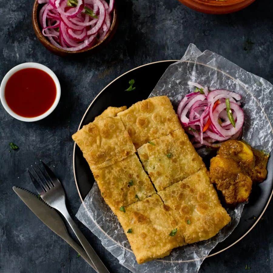 গড়িয়াহাট মোড়ের কাছে আরও এক জনপ্রিয় রেস্তোরাঁ হল ‘বেদুইন’। এই দোকানে চাইনিজ থেকে মুঘলাই সব ধরনের খাবার পাবেন। এটিও বেশ পকেট ফ্রেন্ডলি। 