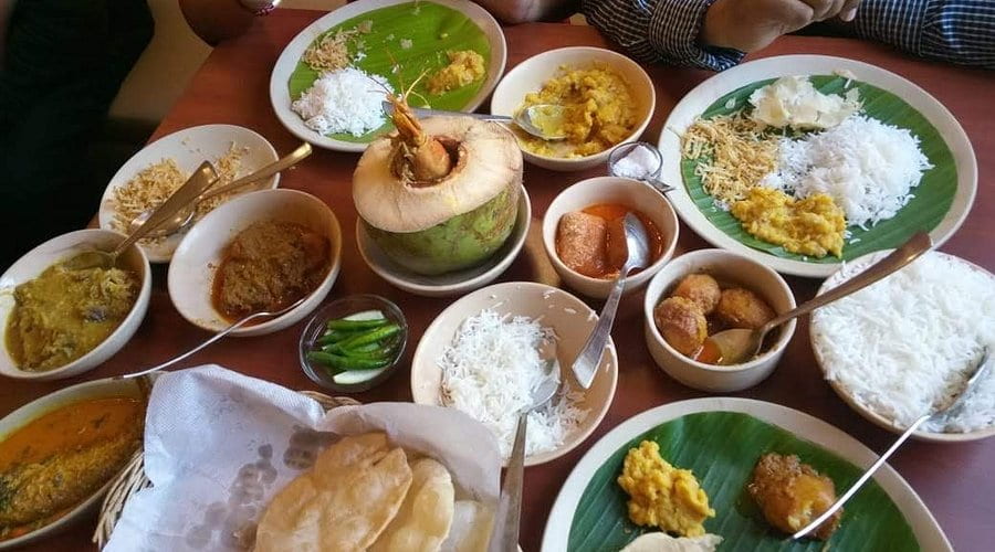 সেরা স্বাদের বাঙালি খাবার খেতে চাইলে সিংহী পার্কের কাছেই রয়েছে ‘ভজহরি মান্না’। এই রেস্তোরাঁর সুখ্যাতি সকলেরই জানা। 