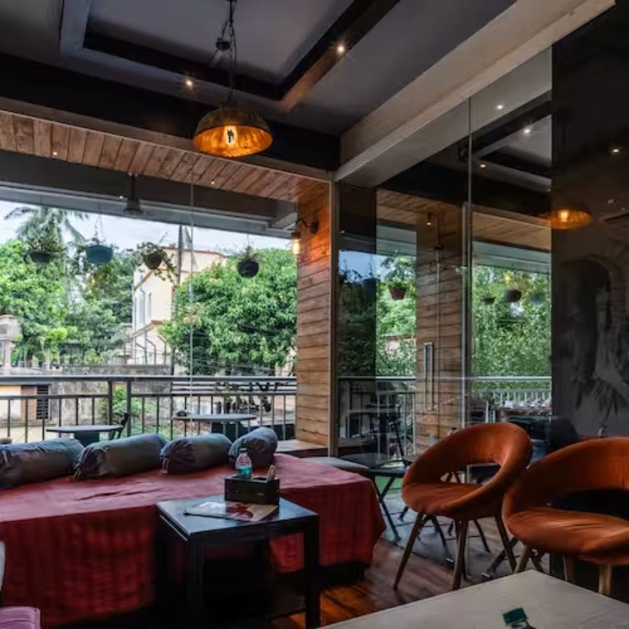 ঠাকুর দেখার পর আড্ডার জন্য ছিমছাম সাজানো গোছানো ক্যাফের খোঁজ করে থাকলে চলে যেতে পারেন গড়িয়াহাট ব্রিজের পাশে অবস্থিত ‘পঞ্চমের আড্ডা’য়। মোটামুটি ৮০০ থেকে ১০০০ টাকার মধ্যে দুজনের জন্য ভরপেট খাবার পেয়ে যাবেন এখানে। 