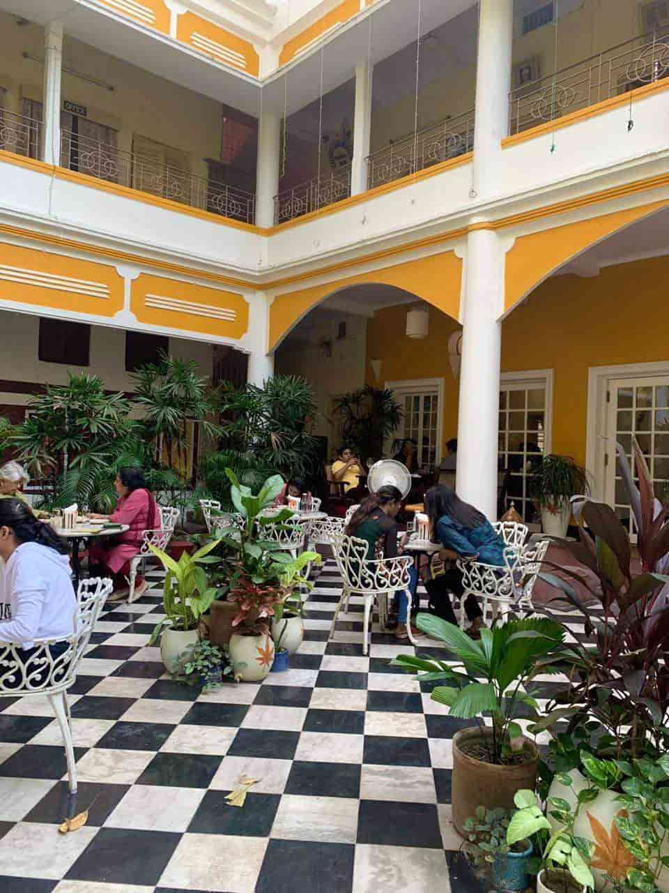 এটির ঠিক পাশেই রয়েছে ‘রোস্টারি কফি হাউজ’। আজকালকার ভাষায়, ‘এসথেটিক’ লুক আছে এমন কোনও ক্যাফেতে যেতে চাইলে এটা আপনার গন্তব্য হতেই পারে। যদিও পকেটে চাপ একটু বেশি পড়বে। তবে খাবারের স্বাদ? তা মুখে লেগে থাকার মতোই। 