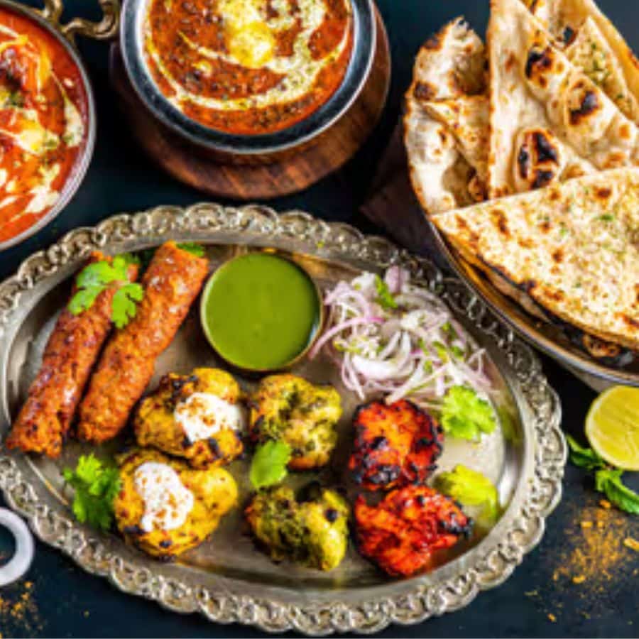 গড়িয়াহাটের কাছে অবস্থিত বাসন্তী দেবী কলেজের ঠিক বিপরীতে রয়েছে ‘ইন্ডথালিয়া’। এখানে পকেট ফ্রেন্ডলি দামে মুঘলাই থেকে কন্টিনেন্টাল, ইটালিয়ান সমস্ত ধরনের খাবারই পাবেন। 