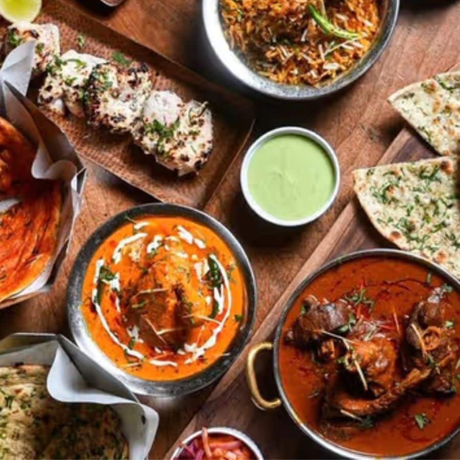 গড়িয়াহাট অঞ্চলে এসে সেরা চাইনিজ চোঁখে দেখতে চাইলে এটি আপনার গন্তব্য হবেই হবে। মাত্র ৬০০ টাকার মধ্যেই এখানে দুজনের খাবার পাবেন। 