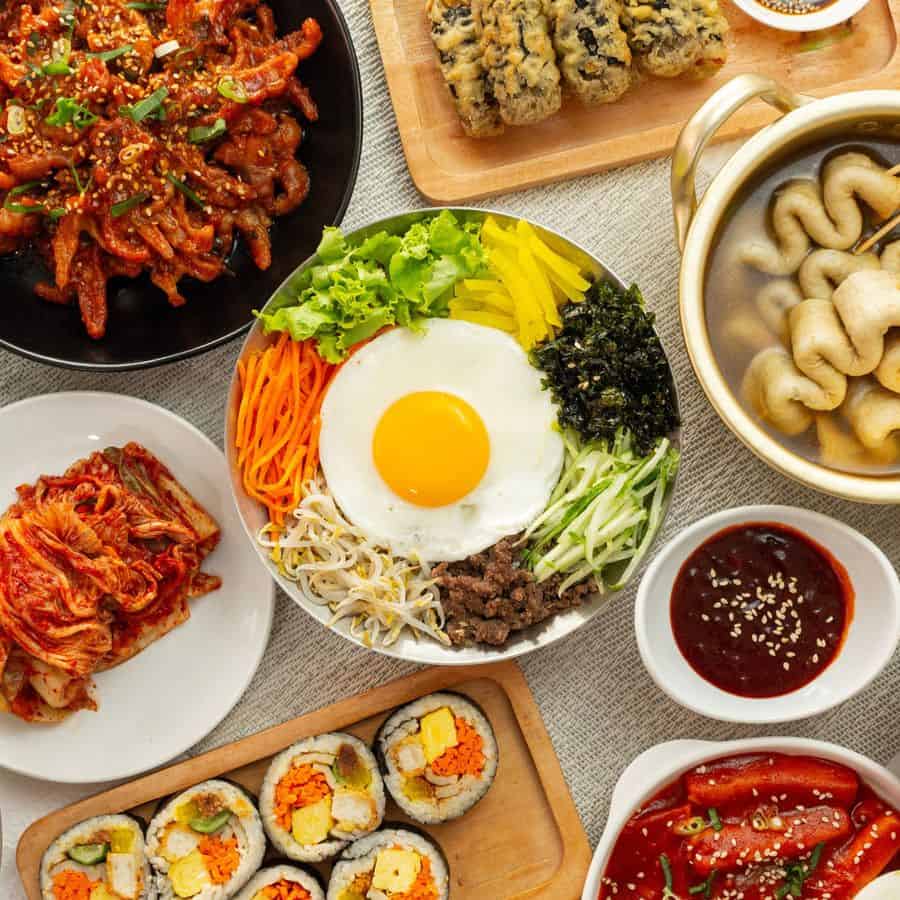 পুজোয় মনটা একটু কোরিয়ান খাবার চাইছে? তা হলে একডালিয়া এভারগ্রিন ক্লাবের কাছেই অবস্থিত এই ‘আজুম্মাস কিমবাপে’ যেতে পারেন। এখানেও ভীষণ সস্তায় পেটপুজো সেরে নিতে পারবেন ঠাকুর দেখার ফাঁকে। 