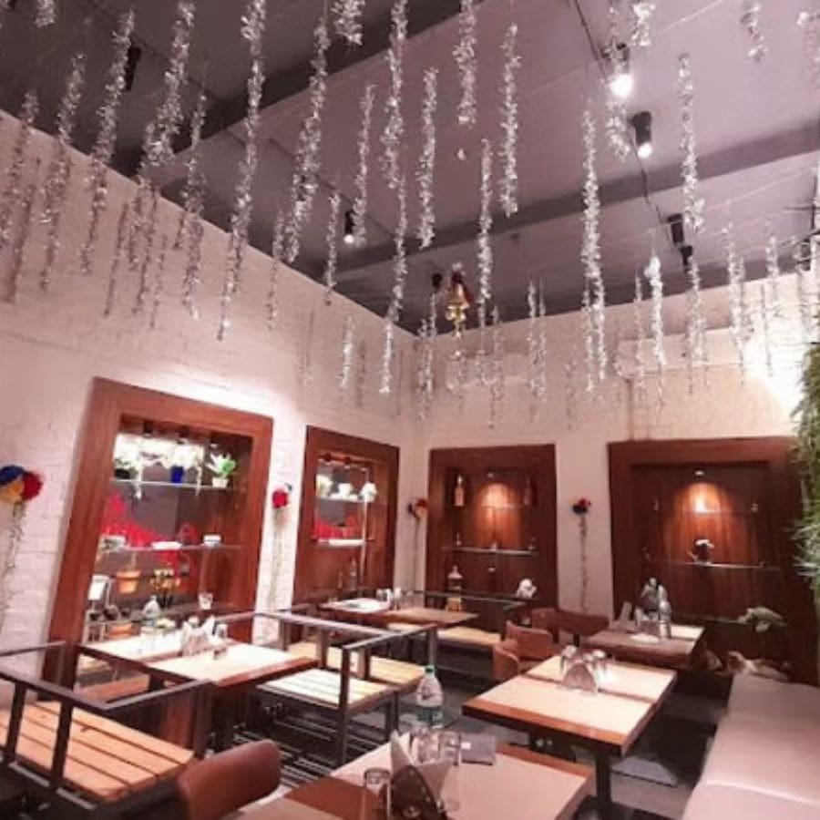 ফাঁকায়, ভিড় এড়িয়ে ভূরিভোজ সারতে চাইলে চলে আসতে পারেন ‘সেরেনিটি ক্যাফে দি বিস্ট্রো’তে। যদিও এখানকার খাবার দাম একটু বেশি। 