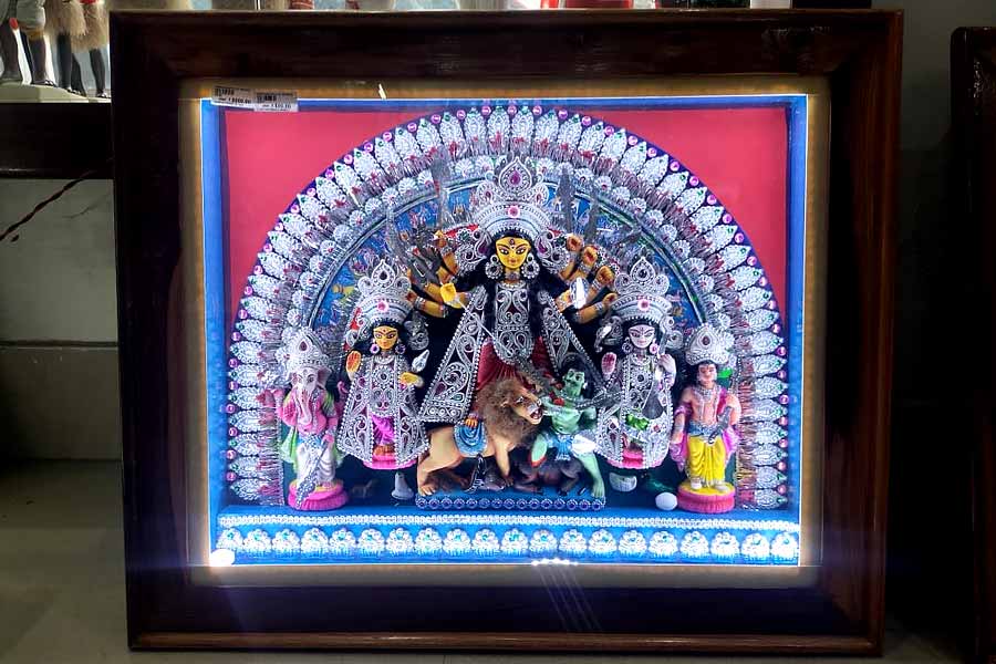 ঘূর্ণিতে তৈরি দুর্গা মূর্তি। দেওয়াল সজ্জায়  ব্যবহার করা যায়।