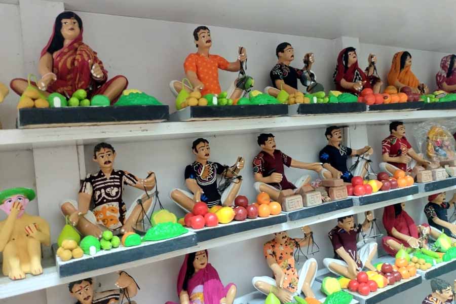 এমন নানা ধরনের পুতুল রয়েছে এখানে।