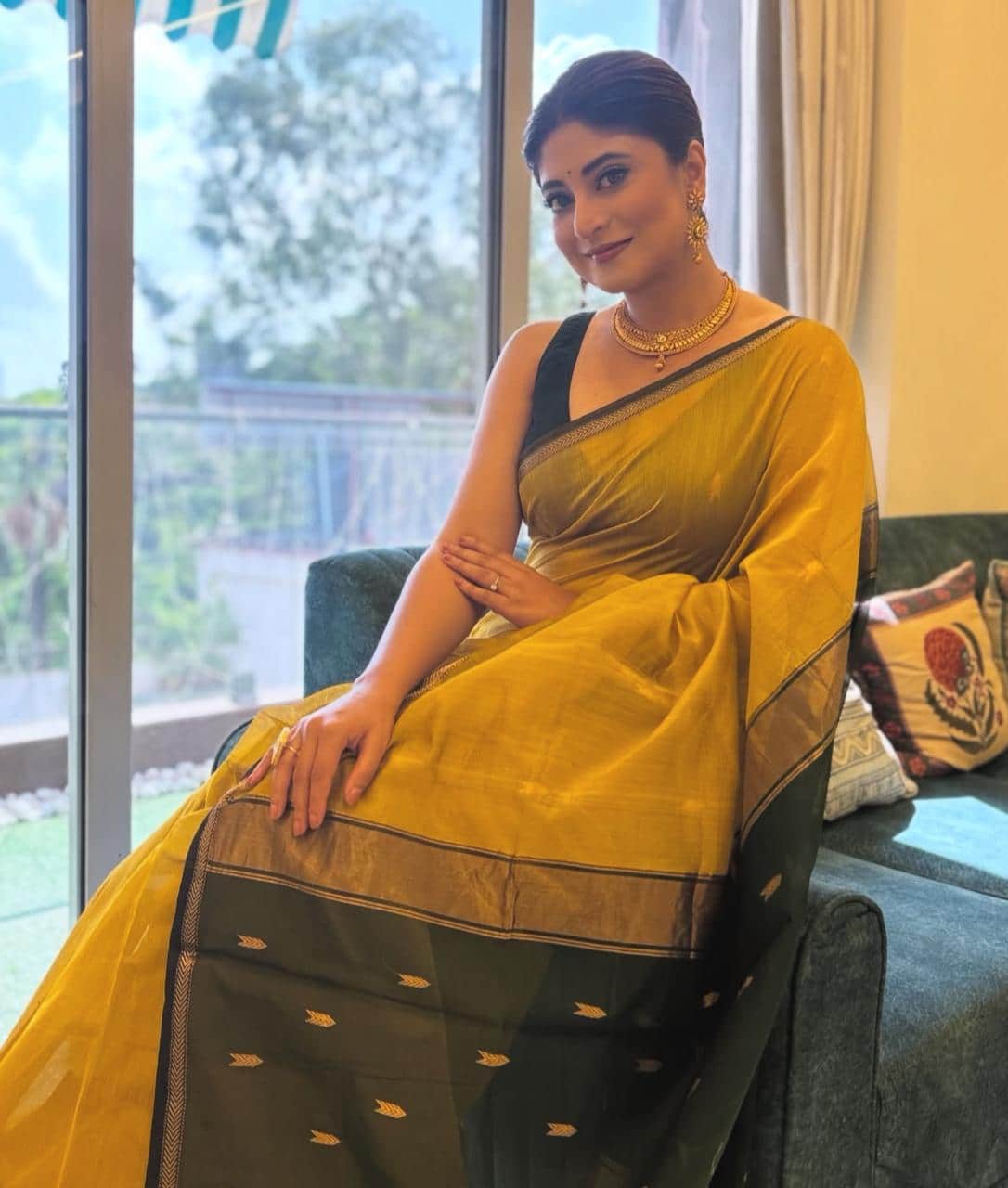 সন্দীপ্তা সেনকে এ দিন একটি হলুদ রঙের কটন লিচি সিল্ক শাড়িতে দেখা গেল।