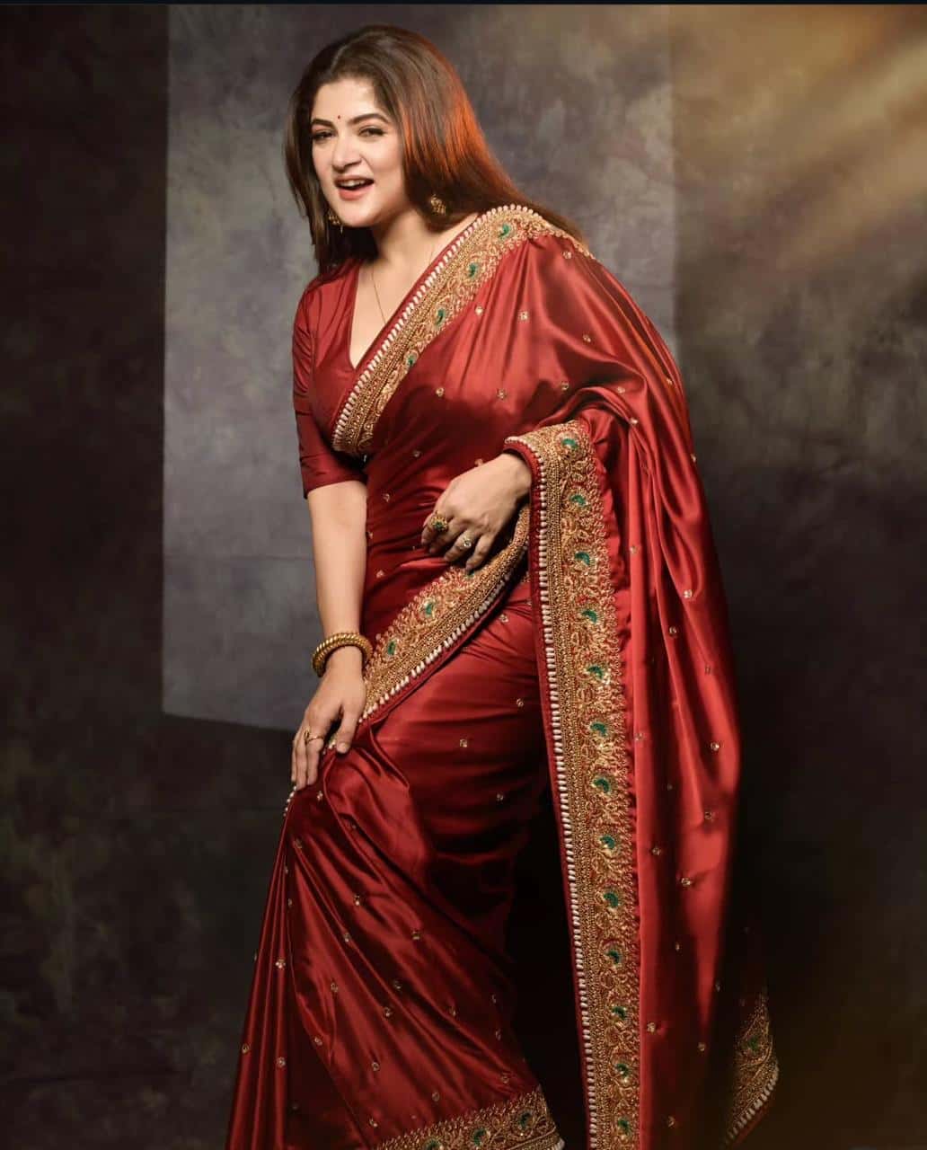 পঞ্চমীর দিন শ্রাবন্তী চট্টোপাধ্যায় মুক্তো বসানো, সোনালি জরির কাজ করা একটি শাড়ি পরেছিলেন। 