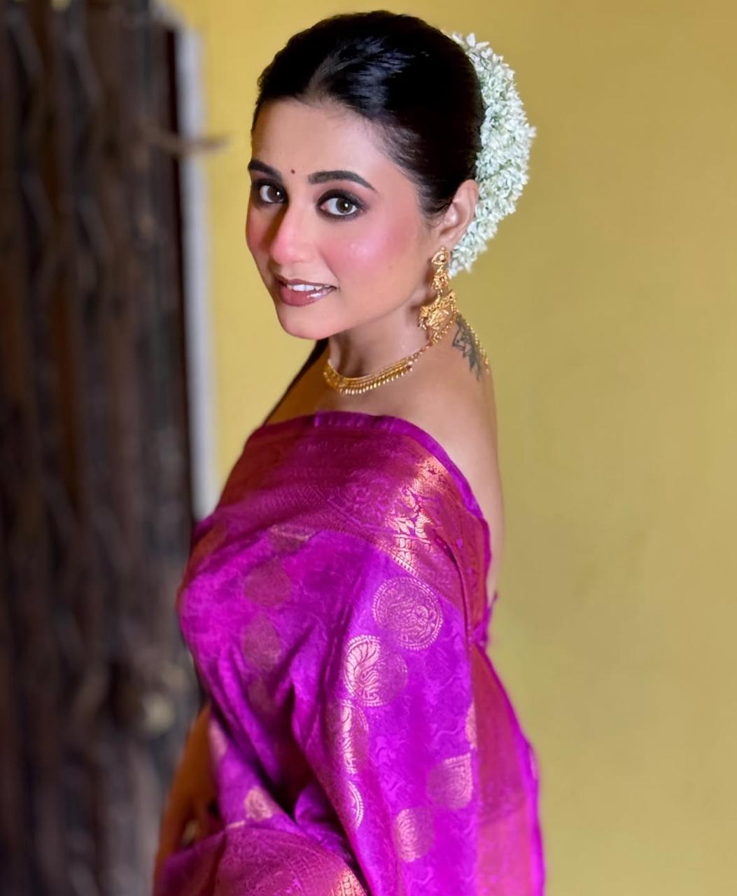 স্বস্তিকা দত্তকে এ দিন গোলাপি শাড়ি, সোনালি গয়নায় দেখা গেল। সঙ্গে খোঁপায় জুঁই ফুল লাগানোয় তাঁর সাজ যেন আলাদা মাত্রা পেয়েছিল। 