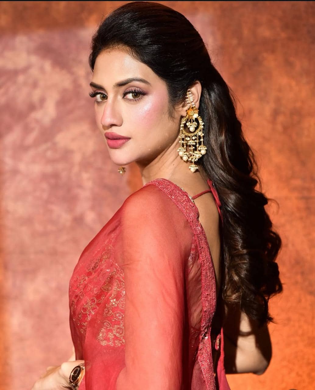 লাল শাড়ি, হেভি এমব্রয়ডারি করা স্লিভলেস ব্লাউজে তাক লাগালেন নুসরত জাহান।