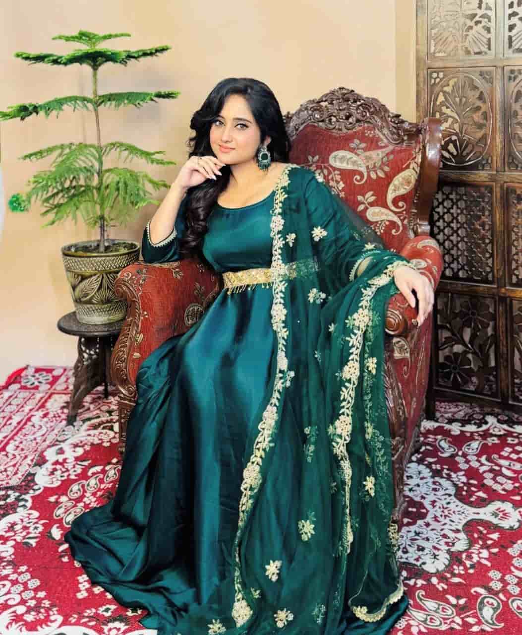 পঞ্চমীতে সবুজ চুড়িদারে নজর কাড়লেন সৌমিতৃষা কুন্ডু। 