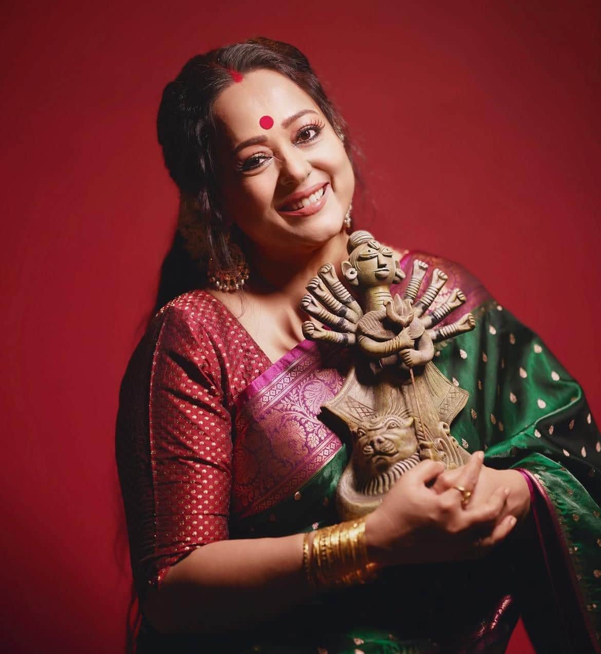 সবুজ সিল্ক শাড়িতে পঞ্চমীতে স্নিগ্ধ লুকে ধরা দিলেন অপরাজিতা আঢ্য। 