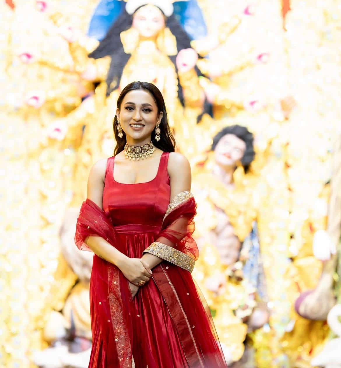 বাড়ির পুজোয় এ দিন লাল চুড়িদারে ধরা দিলেন মিমি চক্রবর্তী। 