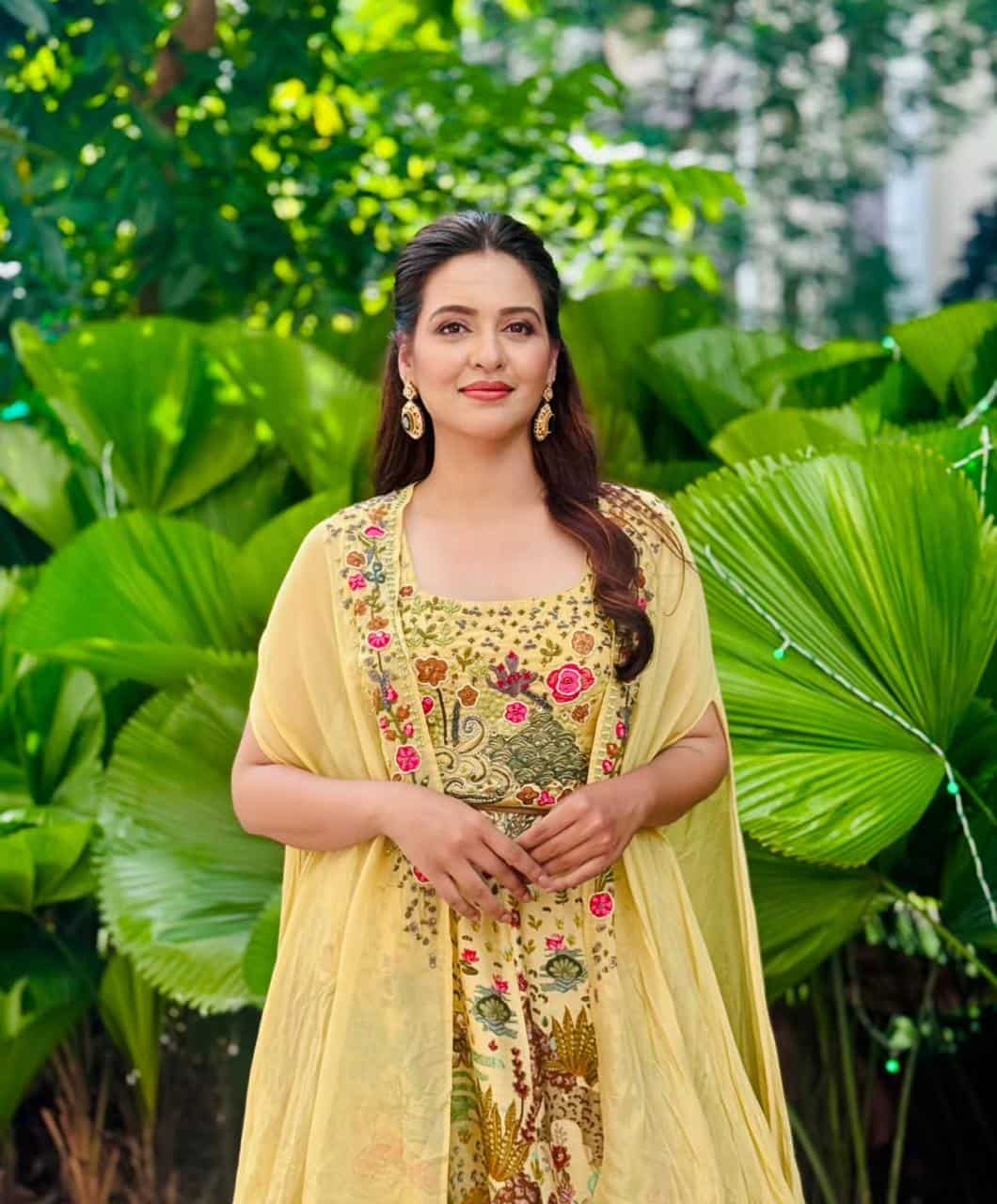 পঞ্চমীর দিন হেভি এমব্রয়ডারি করা হলুদ রঙের টু পিস পোশাকে ধরা দিলেন প্রিয়ঙ্কা সরকার। 