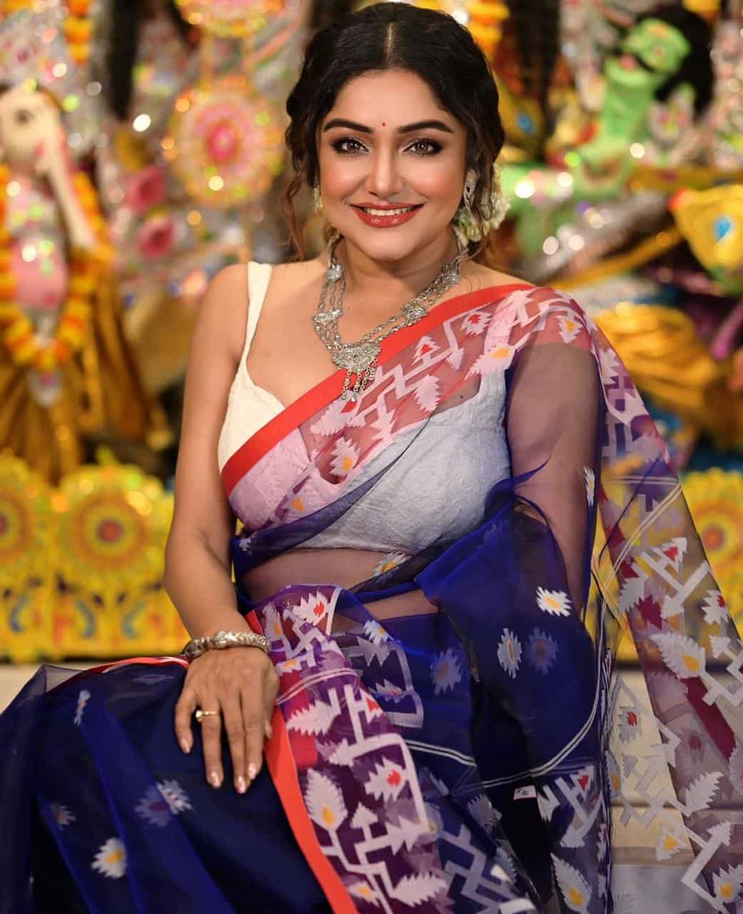 নীল শাড়িতে পঞ্চমীর দিন নজর কাড়লেন সায়ন্তনী গুহঠাকুরতা। 