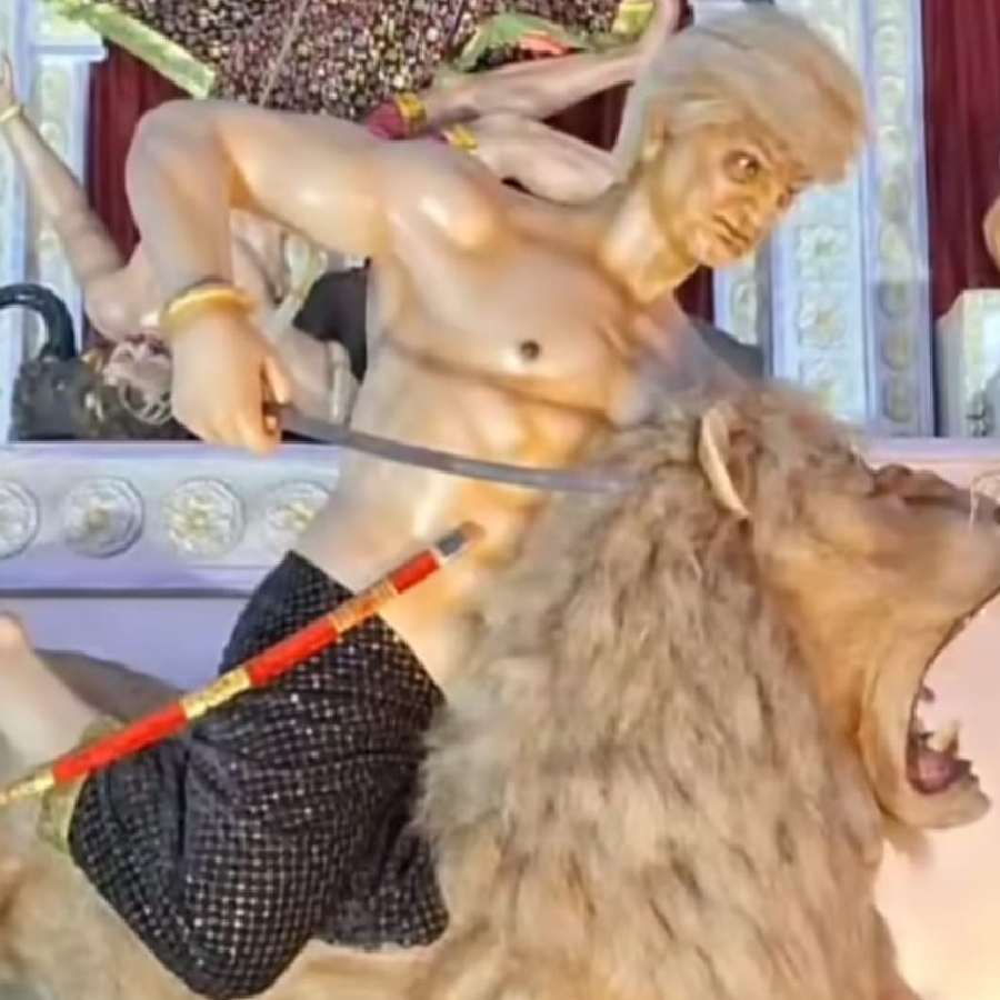 বহরমপুরের পুজোয় অসুররূপী ডোনাল্ড ট্রাম্প।