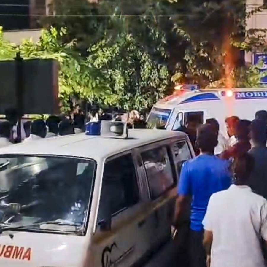 ঘটনাস্থলে যায় একের পর এক অ্যাম্বুল্যান্স।