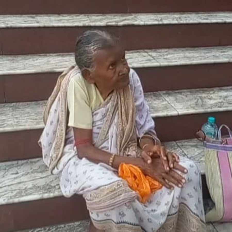80 years old woman from Bardhaman begging to earn her living and take care of her sick son dgtld