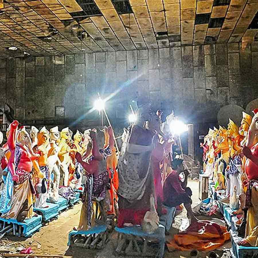 প্রস্তুতি: চন্দ্রলোক সিনেমা-হলের ভিতরে সেজে উঠেছে দুর্গাপরিবার।