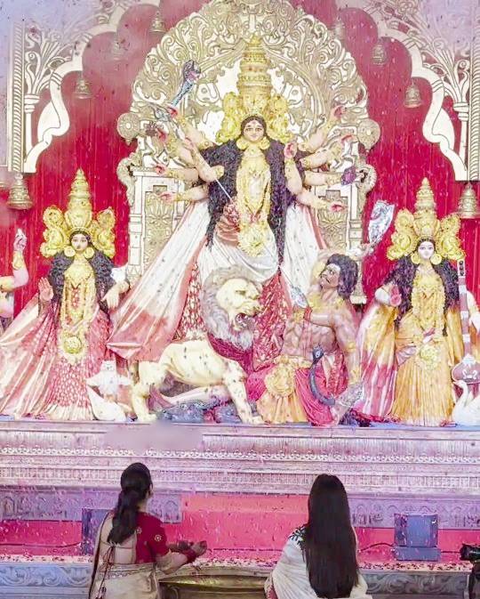 দেবীর আবাহনে মগ্ন কাজল, রানি মুখোপাধ্যায়।