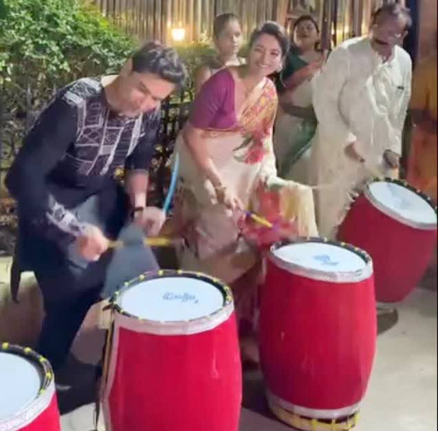 ঢাকে কাঠি টোটা রায়চৌধুরীর।