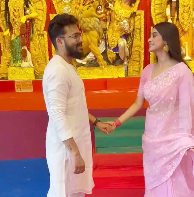 হাতে হাত রেখে প্রেম ঝালিয়ে নিচ্ছেন সৌরভ দাস, দর্শনা বণিক?