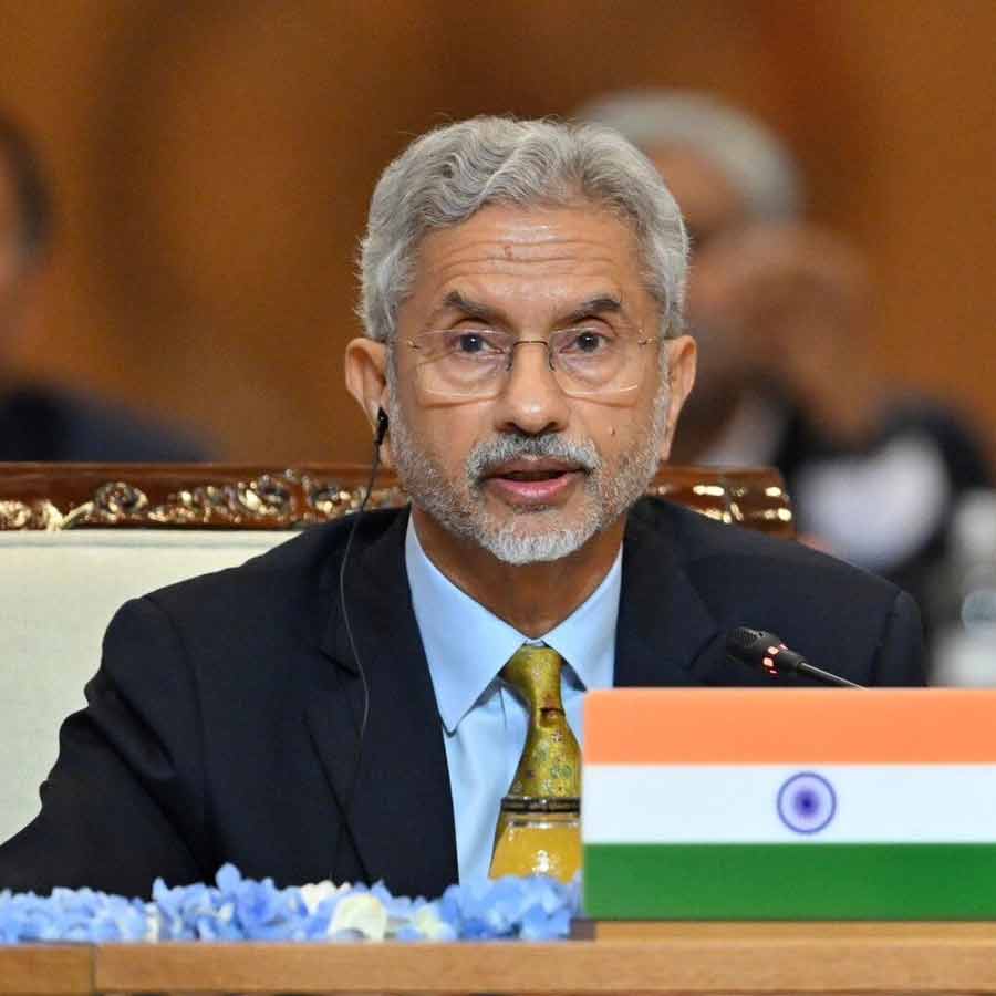 Foreign Minister urges various sources to procure goods to meet demand