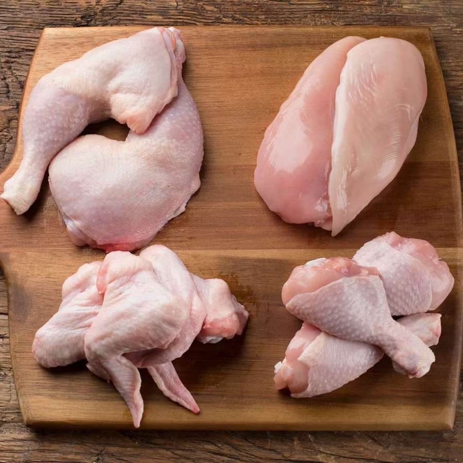 হিং মুর্গ বানাতে কী কী লাগবে, চলুন সেটাই আগে জেনে নেওয়া যাক। ঘি, সাদা তেল, লবঙ্গ, গোলমরিচ, দারচিনি, তেজপাতা, এলাচ, পেঁয়াজ কুচি, মাংস, হলুদ গুঁড়ো, জিরে গুঁড়ো, ধনে গুঁড়ো, নুন, ধনে পাতা, লঙ্কা বাটা, টোম্যাটো বাটা, হিং, আদা-রসুন বাটা, দই, গরম জল। 