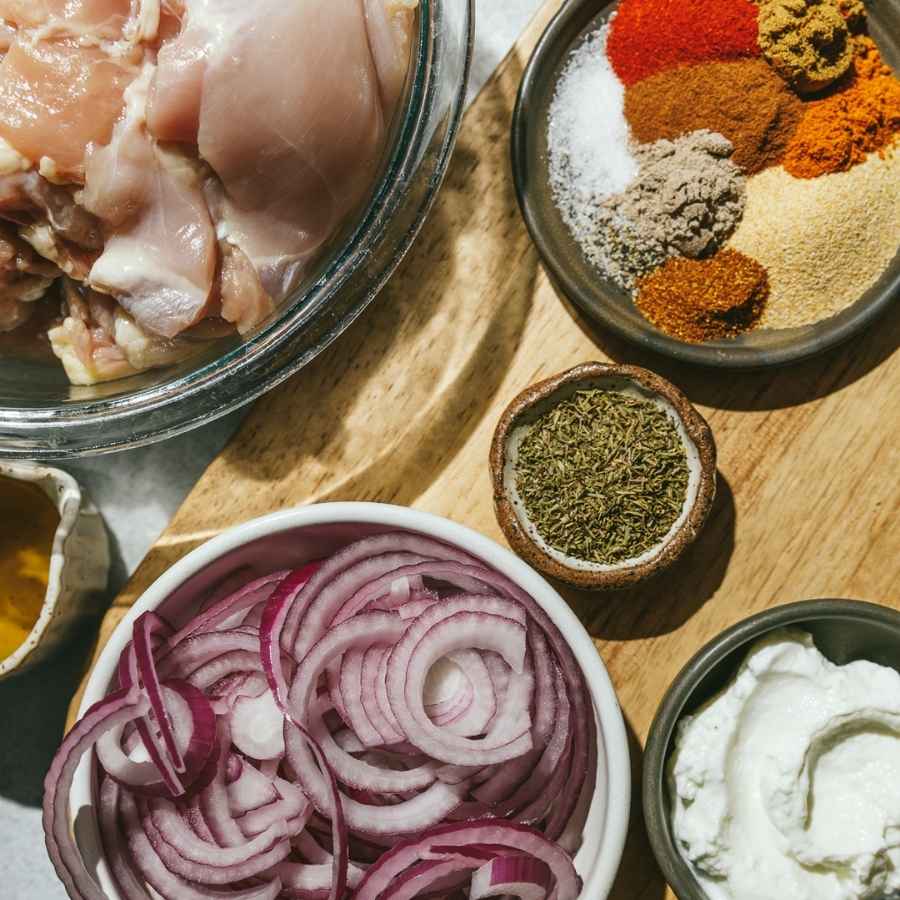 সব সাজিয়ে গুছিয়ে নিয়েছেন? কিংবা রান্নাঘরে উঁকি দিয়ে দেখে নিয়েছেন যে সব আছে কি না? বেশ, চলুন এ বার তবে হাতা-খুন্তি নিয়ে আসরে নামা যাক। 