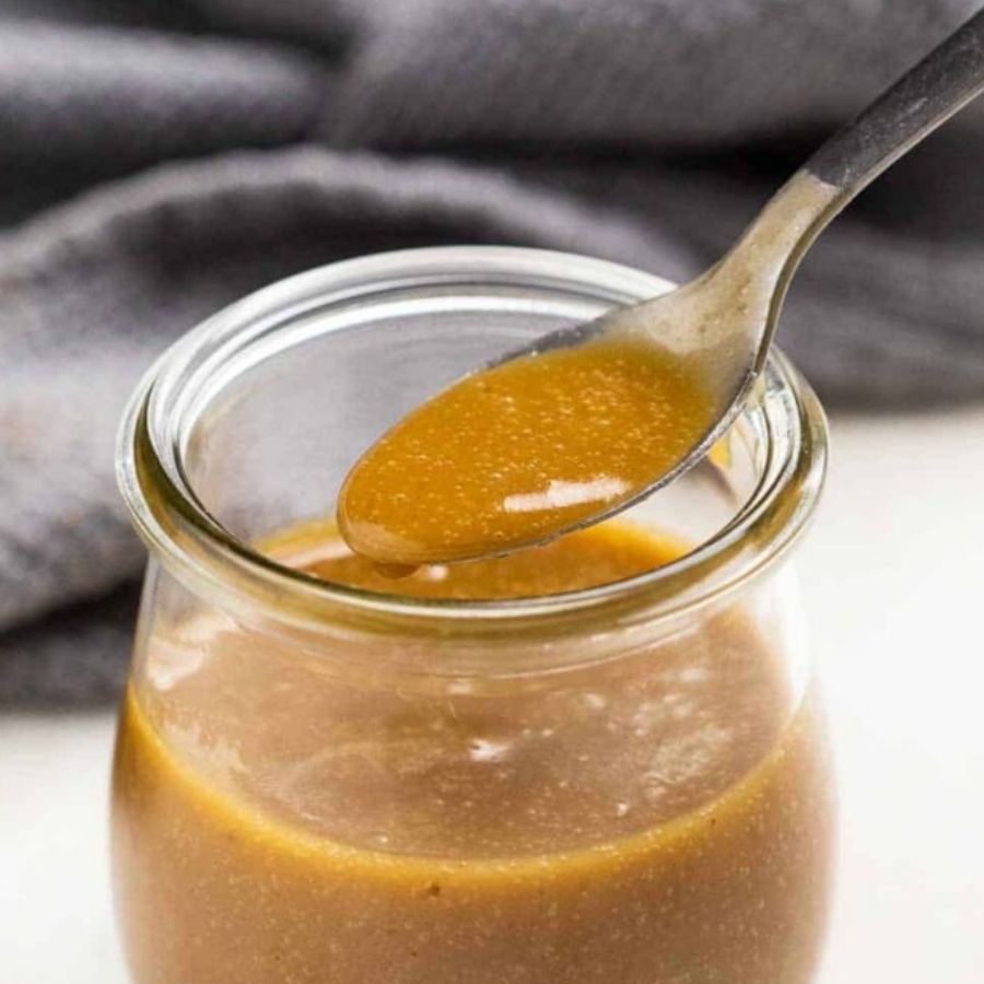 সবার আগে ওভেনে একটা কড়াই বসিয়ে তাতে ঘি এবং সাদা তেল দিন। গরম হলে তাতে গোটা গরম মশলা অর্থাৎ ৩-৪টে লবঙ্গ, গোলমরিচ, ১-২টো দারচিনি, ২ টো তেজপাতা, ৩-৪টে এলাচ দিয়ে দিন। হালকা নেড়ে নিয়ে তাতে কুচি করা পেঁয়াজ দিন। বাদামি হওয়া পর্যন্ত ভাজুন। 