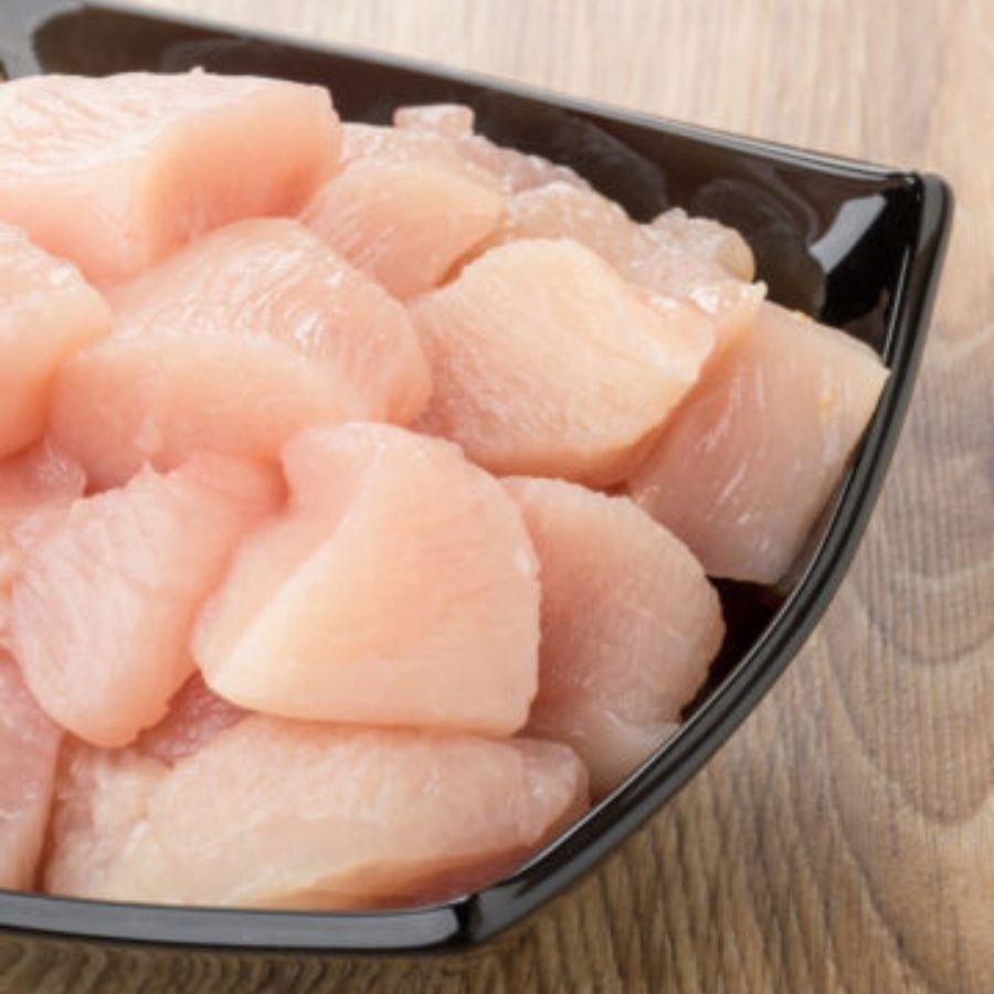 এ বার তাতে যোগ করে দিন আগে থেকে পরিষ্কার করে রাখা মাংস। ভাল করে কষিয়ে নিন সবটা। তার পরে ঢাকা দিয়ে আঁচ কমিয়ে মিনিট চারেক মাংসটা সেদ্ধ হতে দিন। 