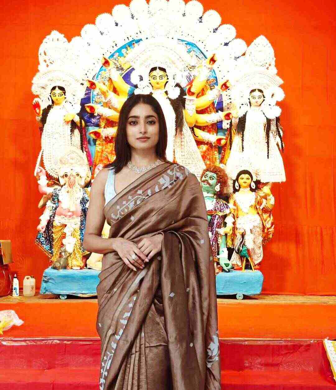 ছিমছাম সাজে ইশা সাহা।