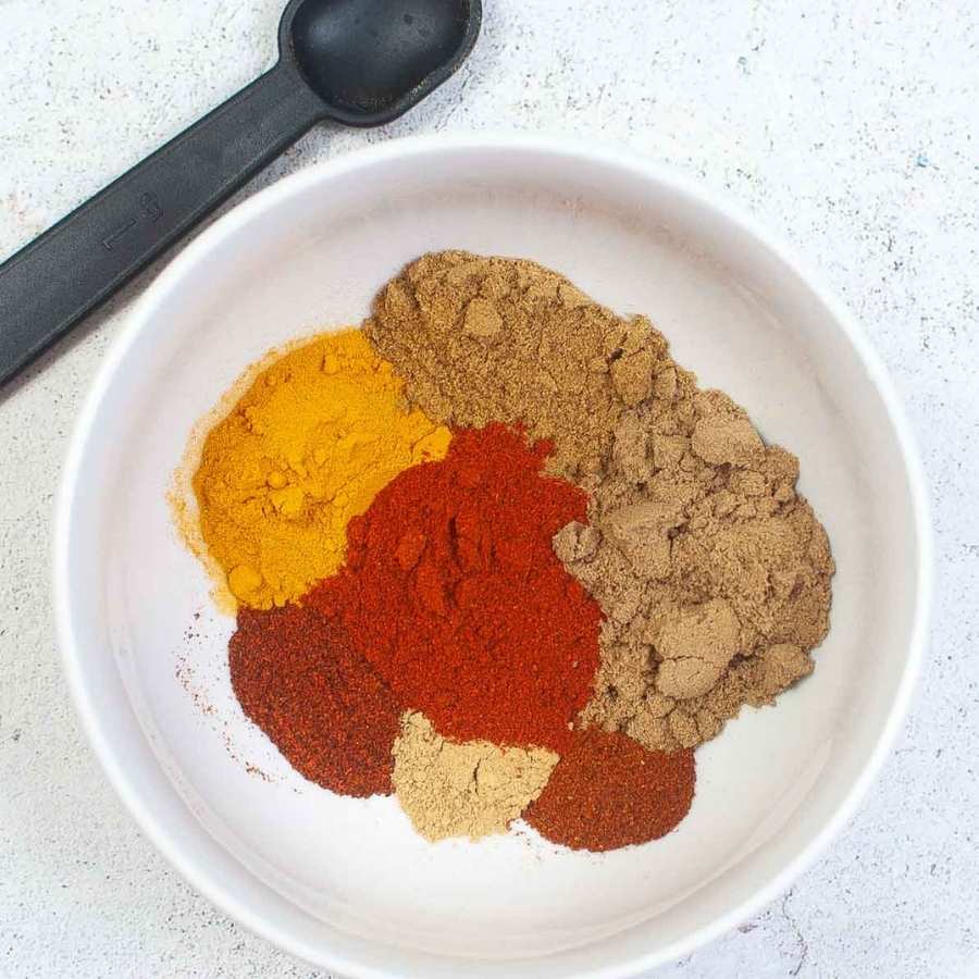 এ বার ঢাকনা খুলে ওই ঢিমে আঁচে নাড়াচাড়া করতে থাকুন। তার পরে তাতে এক এক করে দিয়ে দিন সমস্ত মশলা। অর্থাৎ, হলুদ গুঁড়ো, জিরে গুঁড়ো, ধনে গুঁড়ো। 