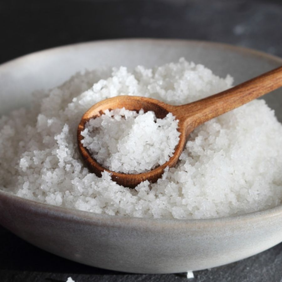 দিয়ে দিন পরিমাণ মতো নুন। সবটা ভাল করে মিশিয়ে নিন। 